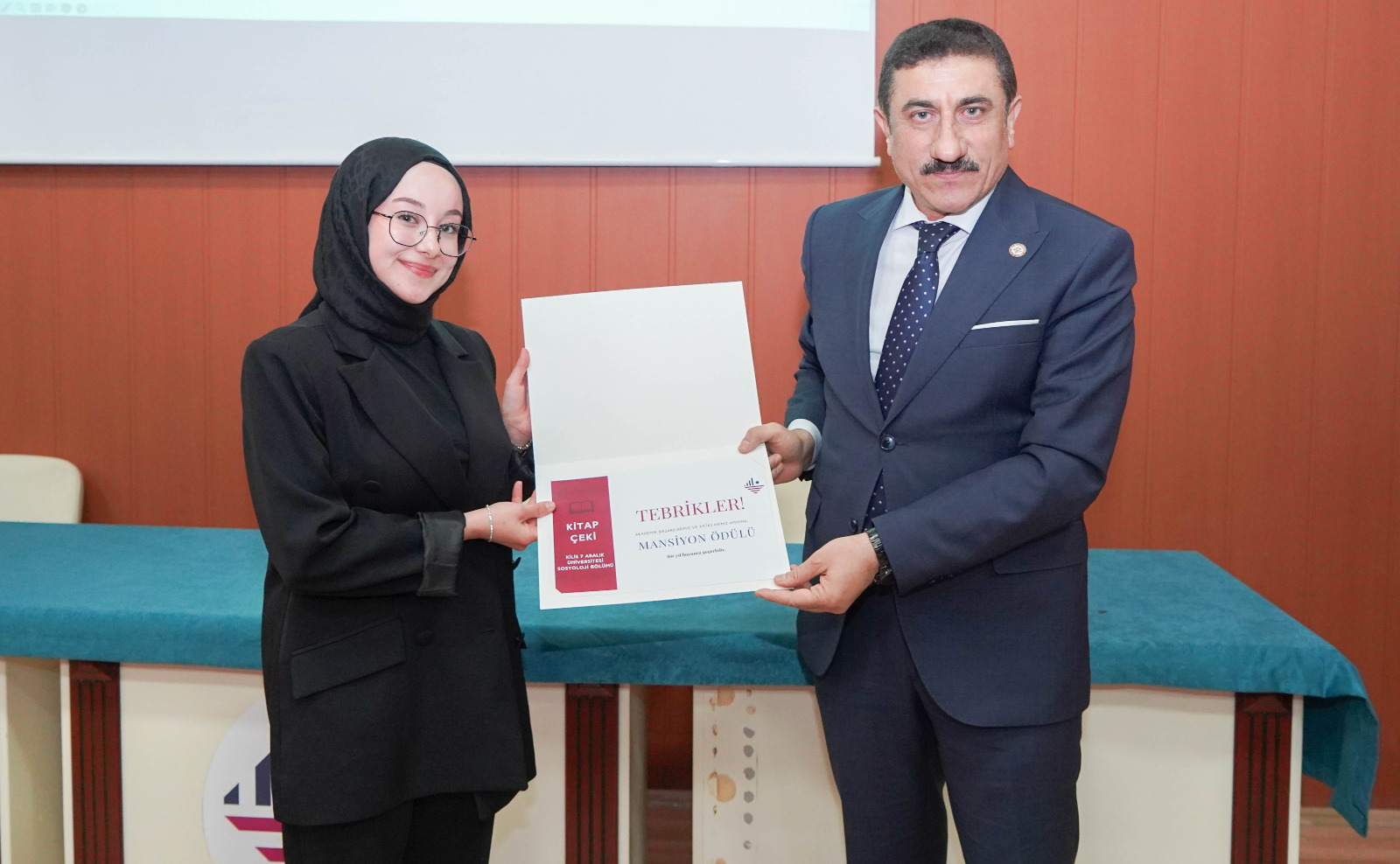 Rektörümüz Akman, Makale Yarışması Sonuç Töreni'nde Öğrencilerle Bir Araya Geldi