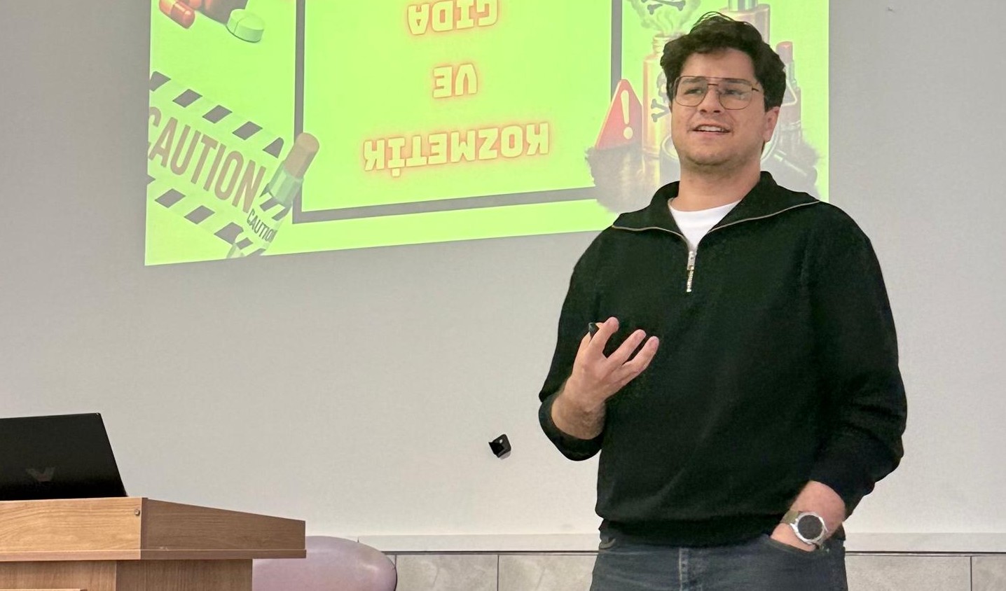 Üniversitemizde “Kozmetik ve Bitkisel Ürünlerde Gizli Tehlikeler” Başlıklı Konferans Düzenlendi