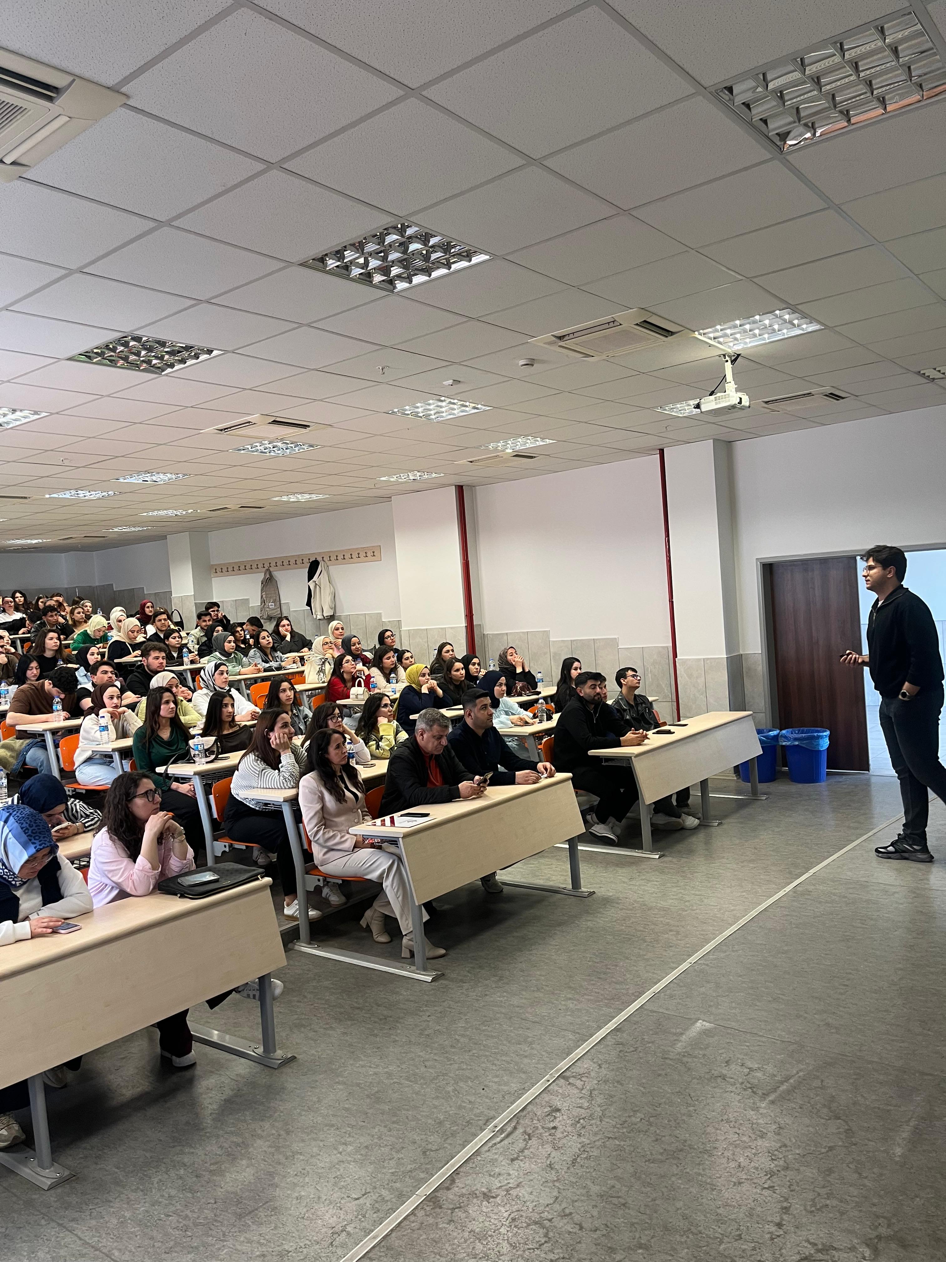 نظَّمَتْ جامعتُنا مؤتمرًا بعنوان “المخاطر الخفية في مستحضرات التجميل والمنتجات العشبية”