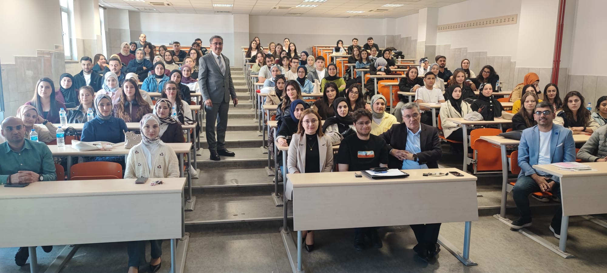 Üniversitemizde “Optisyenlikte Girişimcilik ve Devlet Destekleri” Başlıklı Konferans Düzenlendi