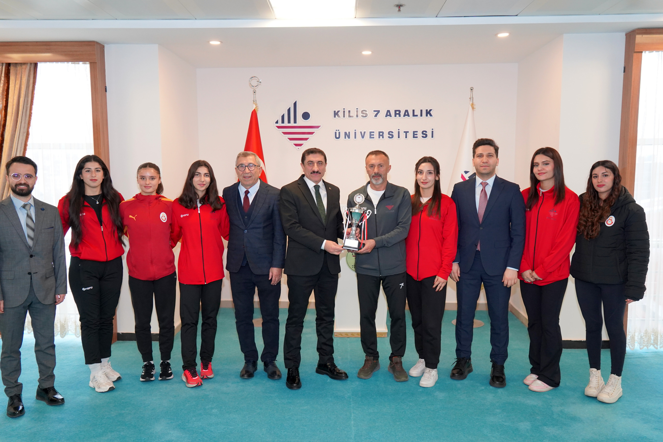 Türkiye Şampiyonası’ndan Kupayla Dönen Kros Takımımızdan Rektörümüze Ziyaret