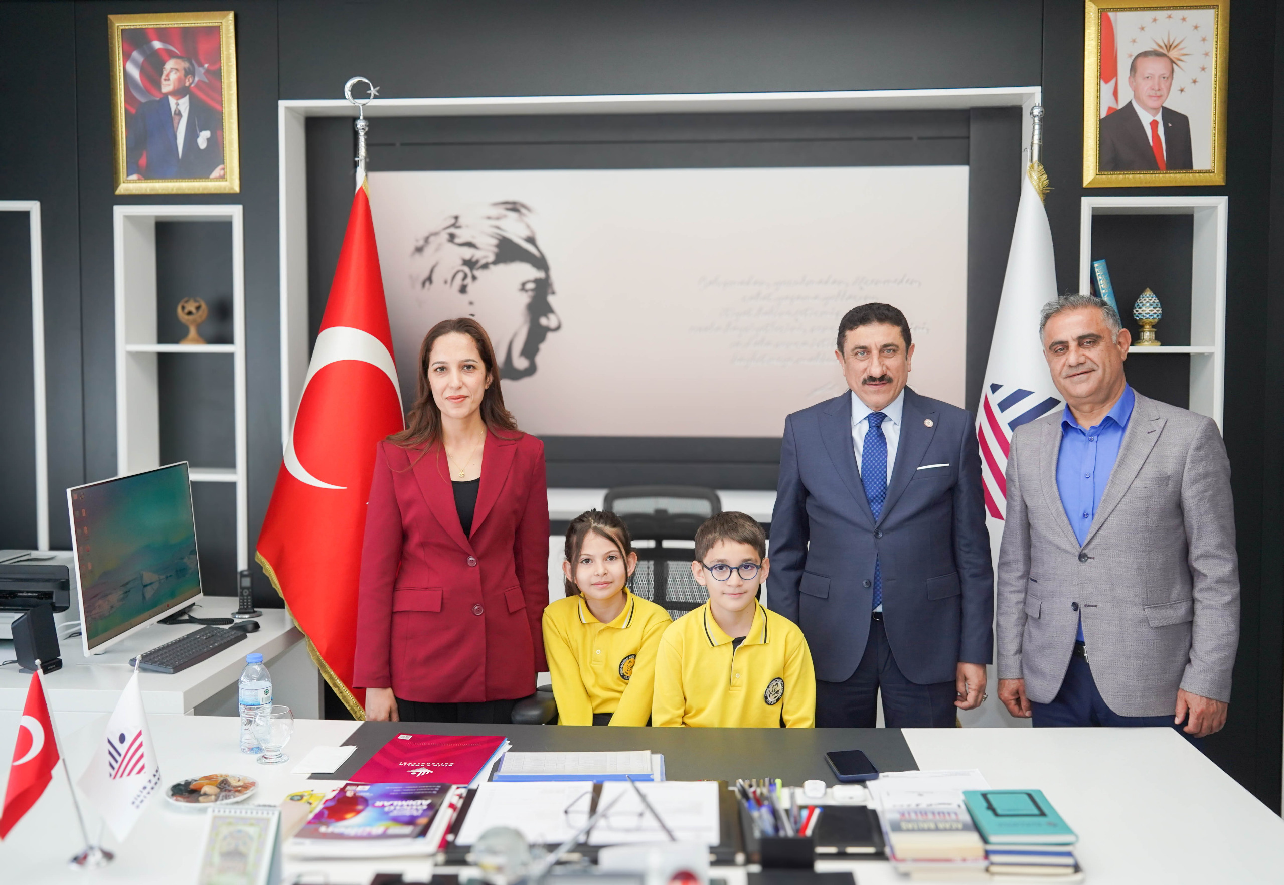 تم تسليم منصب رئاسة الجامعة إلى الطلاب بمناسبة الثالث والعشرين من نيسان