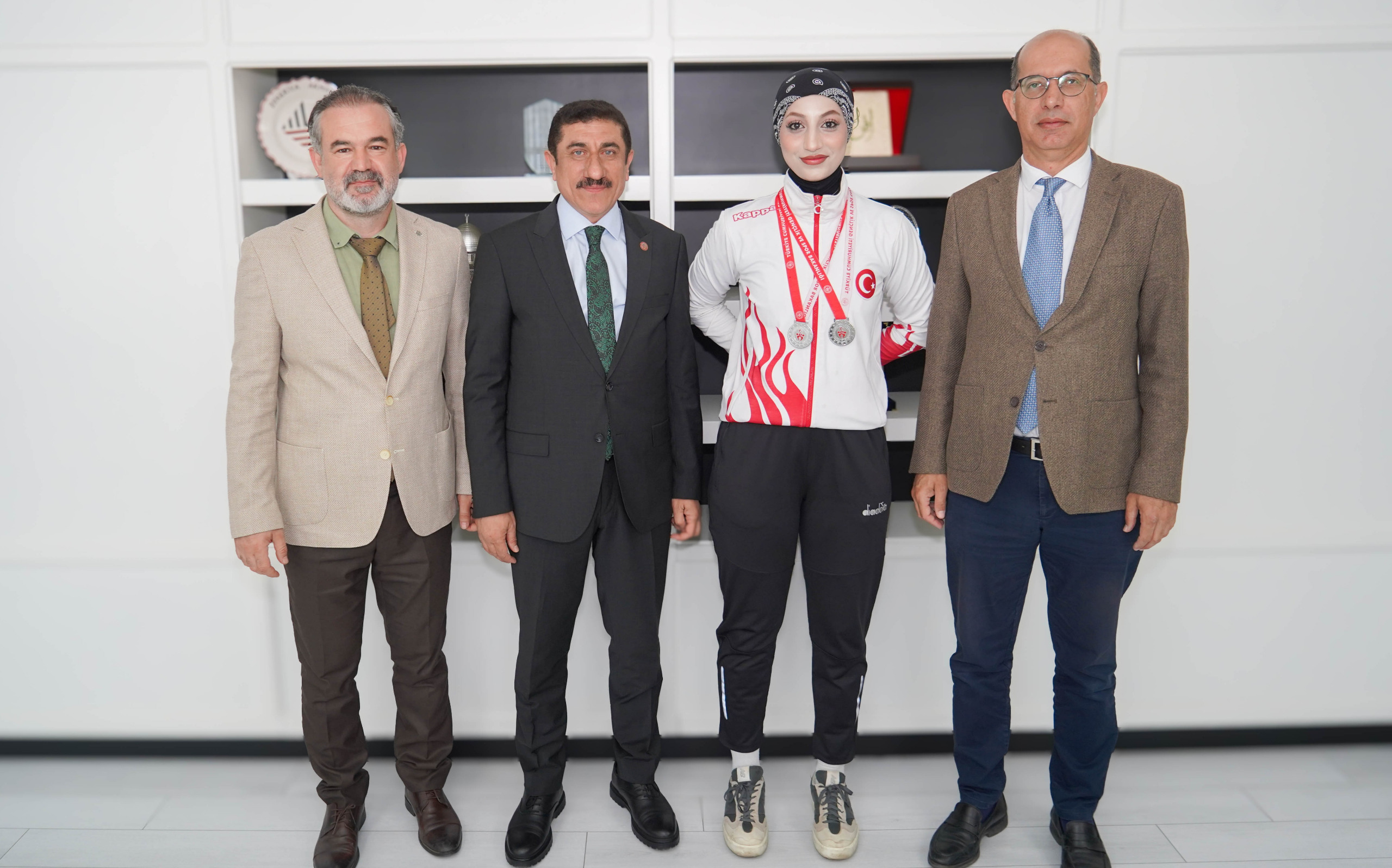 زيارة من الطالبة غولجان إيده الحاصلة على المركز الثاني في بطولة يورت ليغ تركيا إلى رئيس جامعتنا