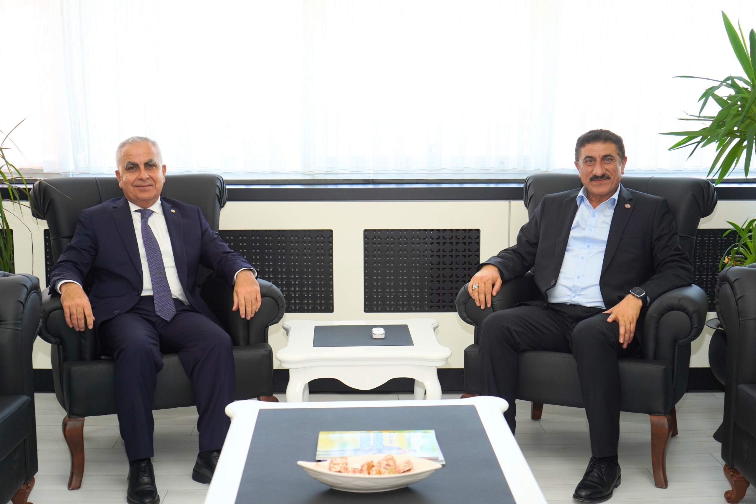 رئيس جامعتنا أكمان يلتقي برئيس جامعة غازي عنتاب دوغان